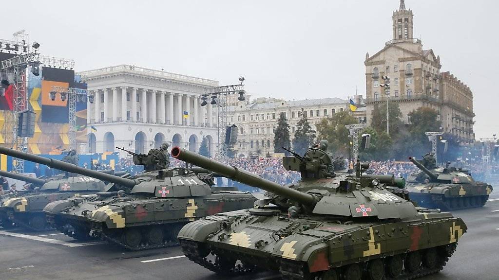 Panzer defilieren in Kiew zum 25. Jubiläum der Unabhängigkeit der Ukraine.