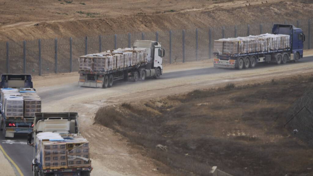 ARCHIV - Lastwagen mit humanitärer Hilfe für Palästinenser im Gazastreifen. Foto: Ariel Schalit/AP/dpa/Archivbild