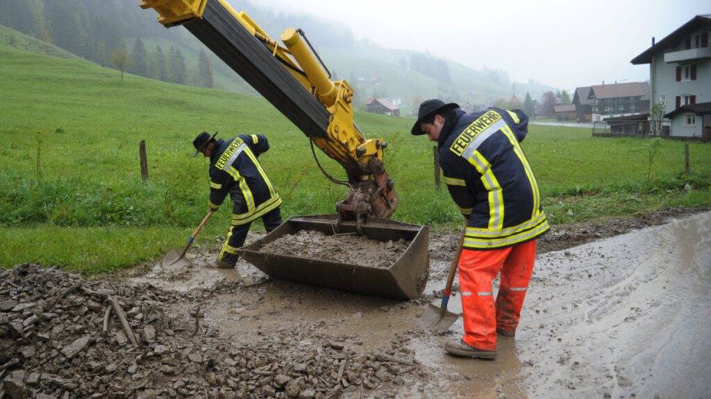 Starke Niederschläge beschäftigen Alpthal immer wieder. Hier räumen Feuerwehrmänner im Juni 2013 eine Strasse.