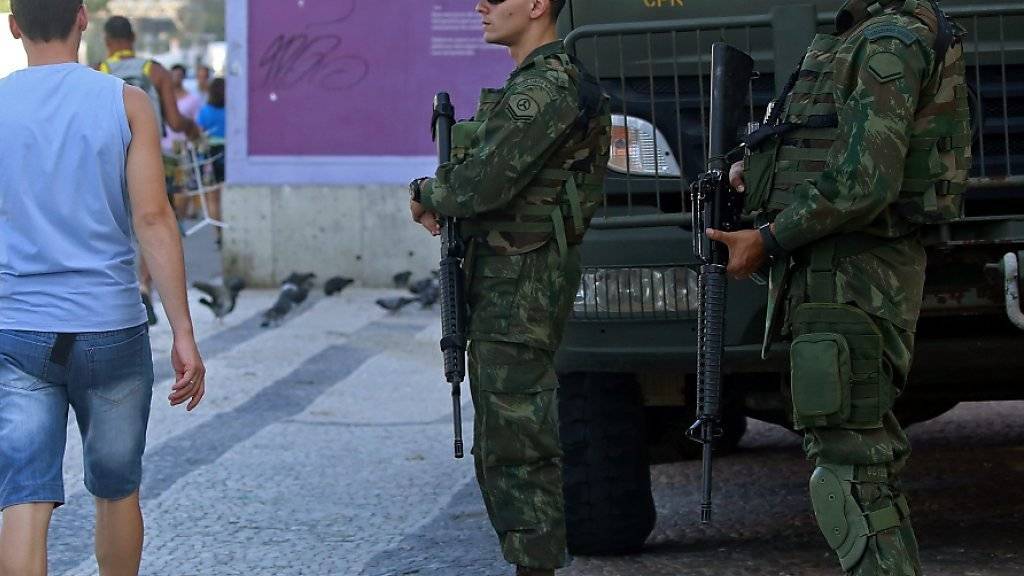 Fast 85'000 Sicherheitskräfte werden während der Sommerspiele in Rio im Einsatz stehen (auf dem Bild Polizisten in der Nähe der Copacabana)