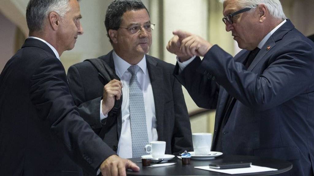 Staatssekretär Yves Rossier (Mitte) mit seinem Chef Aussenminister Didier Burkhalter (links) beim Gespräch mit dem deutschen Aussenminister Frank-Walter Steinmeier. (Archivbild)