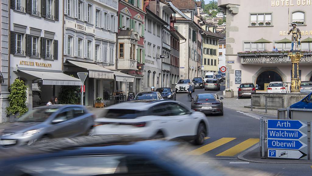Verstopfte Strassen in der Stadt Zug: Ein Entlastungstunnel hat im Parlament eine weitere Hürde genommen. (Archivbild)