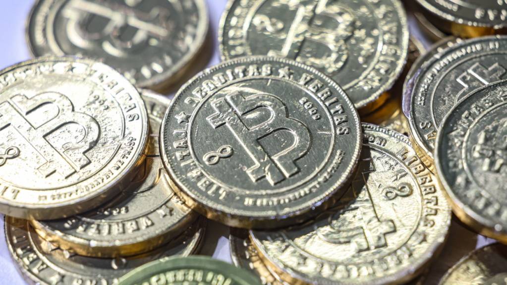 Bitcoin hat laut einer neuen Studie einen hohen CO2-Ausstoss. Die Kryptowährung Ethereum schneidet hingegen deutlich besser ab. (Symbolbild)