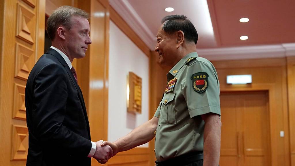 General Zhang Youxia begrüßt Jake Sullivan. Foto: Ng Han Guan/Pool AP/dpa