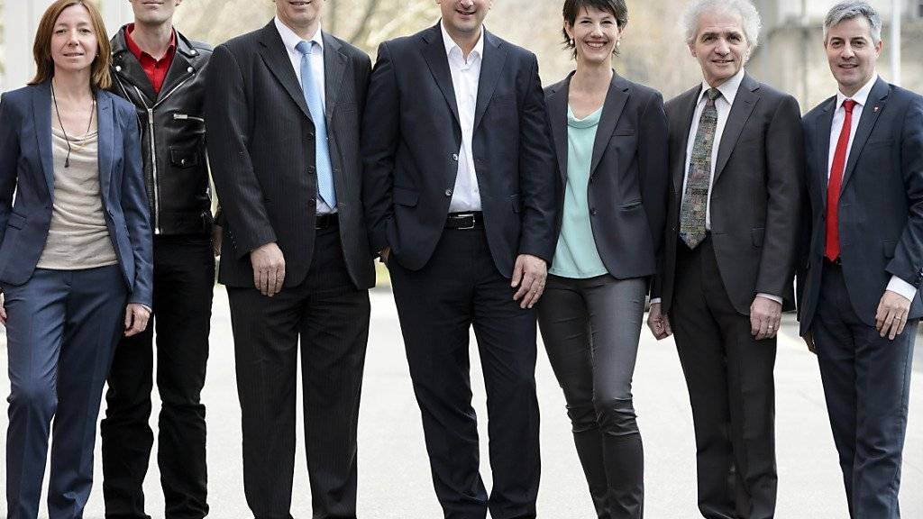 Die neue Stadtregierung von Lausanne präsentiert sich zum ersten Mal den Fotografen, der am Sonntag gewählte Pierre-Antoine Hildbrand (FDP) befindet sich ganz rechts aussen.