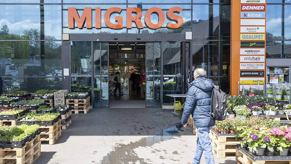 Die Migros-Gruppe wird umgebaut. Für einige Tochtergesellschaften wie etwa Hotelplan sucht der Konzern einen Abnehmer. Der Umbau dürfte bis zu 1500 Vollzeitstellen kosten.(Archivbild)