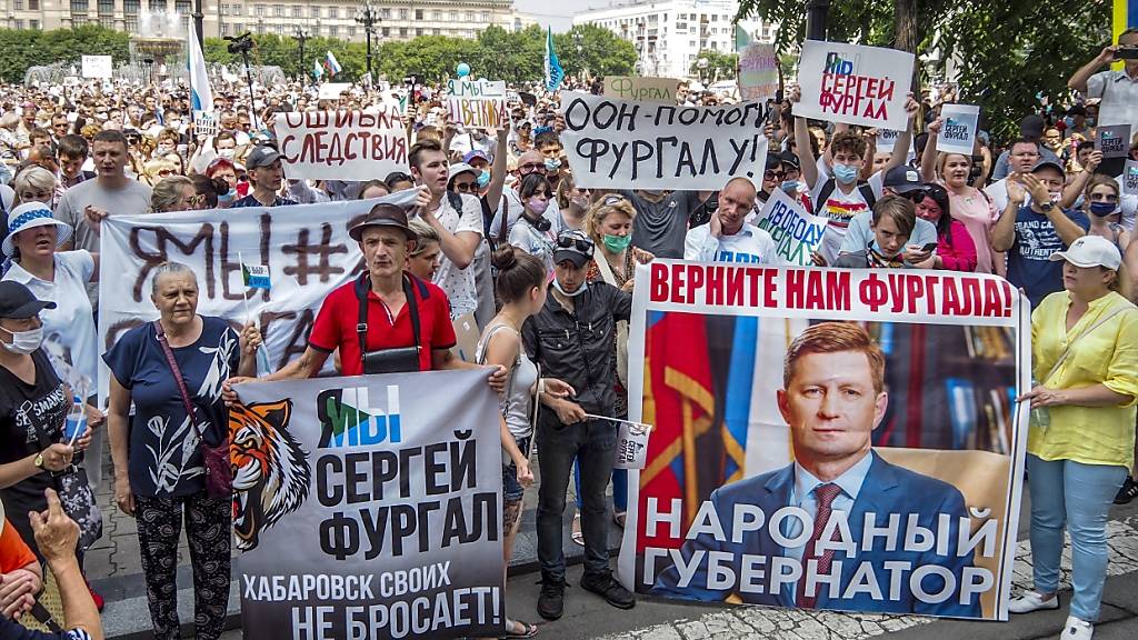 Menschen nehmen in Chabarowsk an einer Protestveranstaltung zur Unterstützung von Gouverneur Furgal teil. Im äußersten Osten Russlands haben nach der Festnahme des Gouverneurs Sergej Furgal Zehntausende Menschen demonstriert. Foto: Igor Volkov/AP/dpa