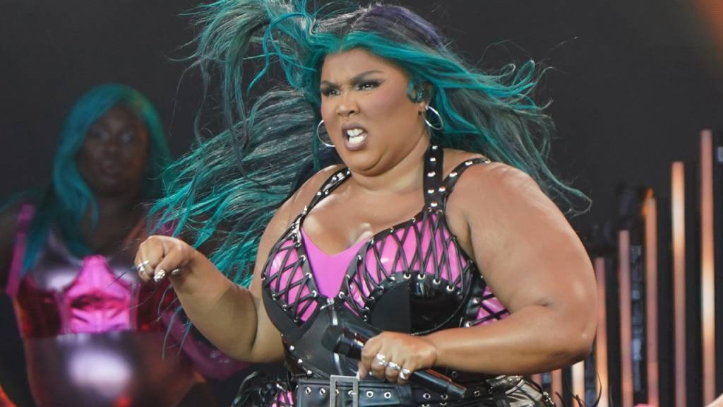 ARCHIV - US-Musikerin Lizzo tritt auf der Pyramid Stage beim Glastonbury Festival in Worthy Farm in Somerset auf. Foto: Yui Mok/PA Wire/dpa