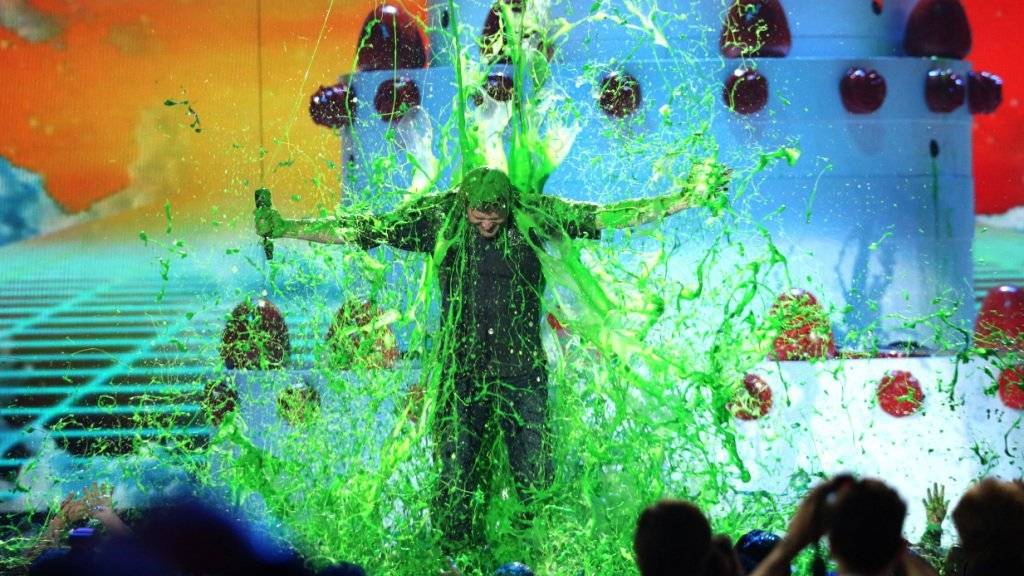 Glibberschleim ist Standard bei den Kids' Choice Awards: Hier kriegt Gastgeber Blake Shelton seinen Schleim ab.