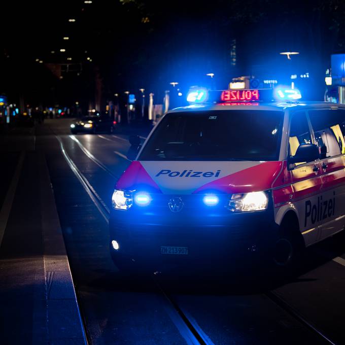 Mob attackiert Streifenwagen der Zürcher Stadtpolizei – Rabiate Frau verhaftet