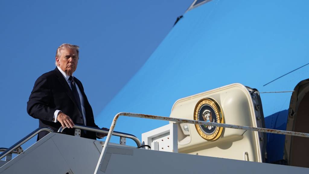 ARCHIV - US-Präsident Donald Trump besteigt die Air Force One am Palm Beach International Airport in West Palm Beach. Foto: Matt Rourke/AP/dpa