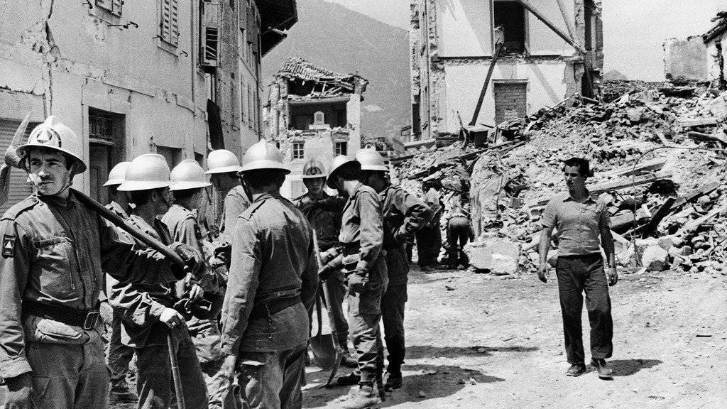 Französische Hilfskräfte führten im Mai 1976 in Gemona nach dem starken Erdbeben Aufräumarbeiten durch. Die Katastrophe forderte rund 1000 Menschenleben.