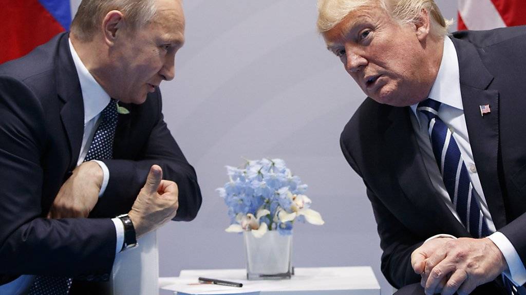 Die Präsidenten Russlands und der USA, Wladimir Putin (l) und Donald Trump, in Hamburg zu Beginn ihres ersten Gesprächs