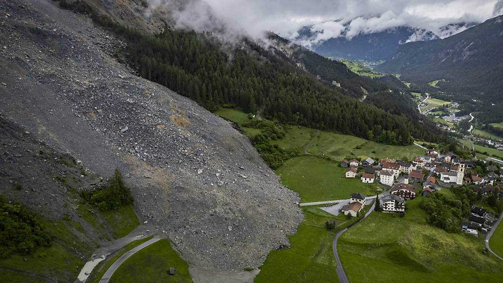 Forschende konnten mithilfe von Glasfaserkabeln den Felssturz von Brienz GR aus dem Jahr 2023 messen.