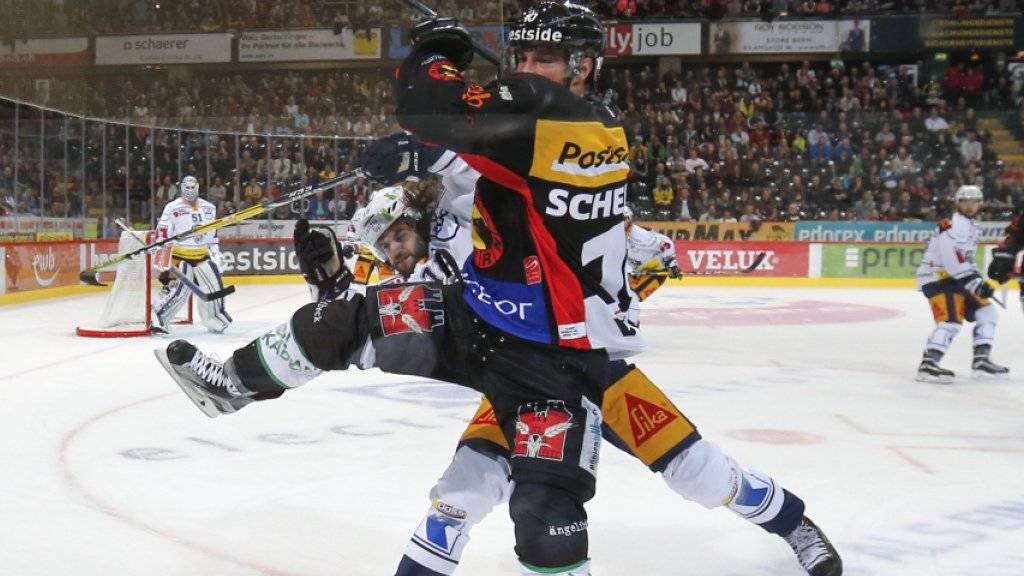 Spektakel in Berns Eishockeytempel: Berns Tristan Scherwey (vorne) im Kampf mit Zugs Dominik Schlumpf