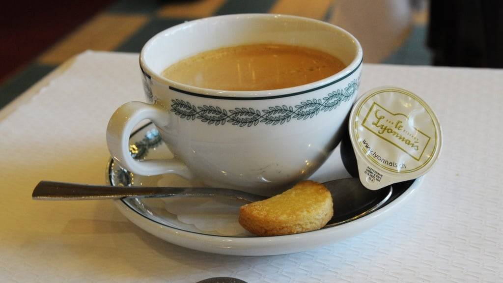 Der Preis für einen Café Crème in der Deutschschweiz ist um 10 Rappen bzw. knapp 3 Prozent auf 4,49 Franken angestiegen. (Symbolbild).