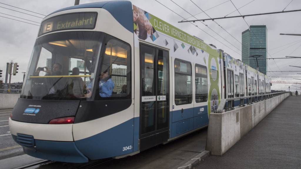 Von einem Tram dieses Typs wurde die 85-jährige Frau am Samstagnachmittag erfasst. (Archivbild)