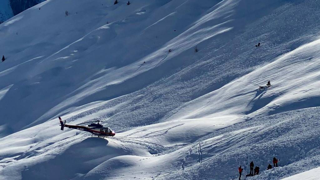 Lawine erfasst zwei Skitourenfahrer – Mann (32) gräbt toten Kollegen aus