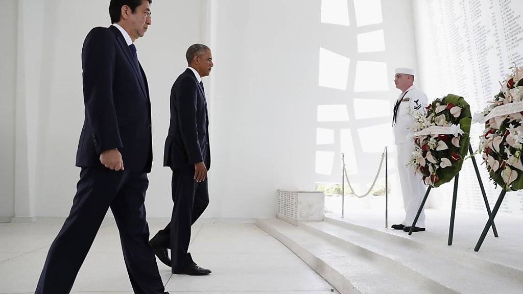 Japans Premier Shinzo Abe und US-Präsident Barack Obama beim Mahnmal für Gefallene in Pearl Harbor.