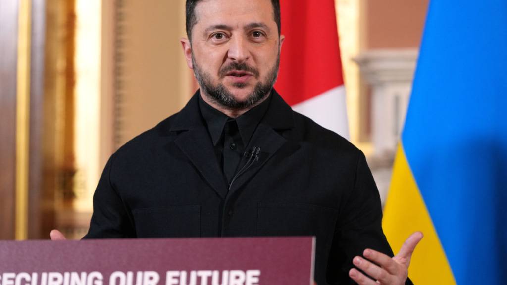 Der ukrainische Präsident Wolodymyr Selenskyj spricht auf einer Pressekonferenz nach einem Treffen der sogenannten «Koalition der Willigen». Foto: Kirsty Wigglesworth/Pool AP/dpa