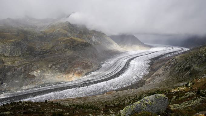 Eine Decke aus Gestein schützt Gletscher besser als vermutet vor dem Klimawandel