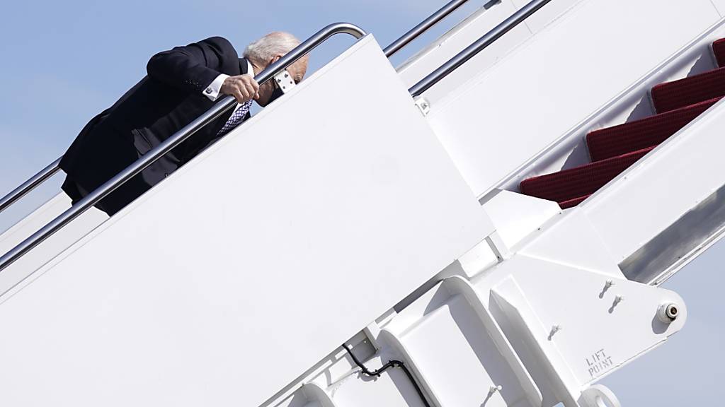 Joe Biden, Präsident der USA, hält sich am Geländer der Gangway fest, nachdem er beim Einsteigen in die Air Force One auf der Treppe gestolpert ist. Foto: Patrick Semansky/AP/dpa
