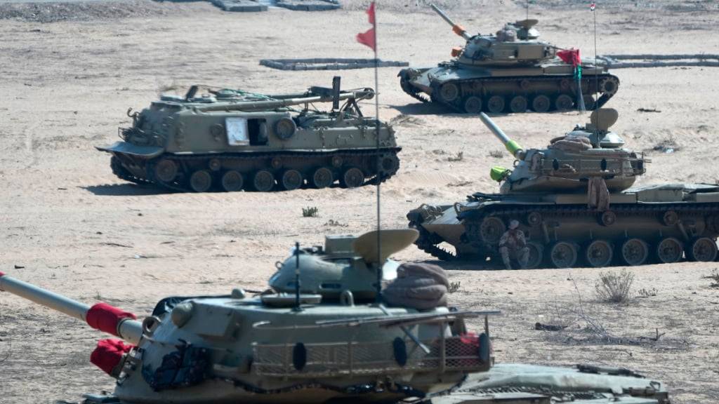 ARCHIV - Ägyptische Panzer stehen in der Nähe des Grenzübergangs Rafah zwischen Ägypten und dem Gazastreifen in Bereitschaft. Foto: Amr Nabil/AP/dpa