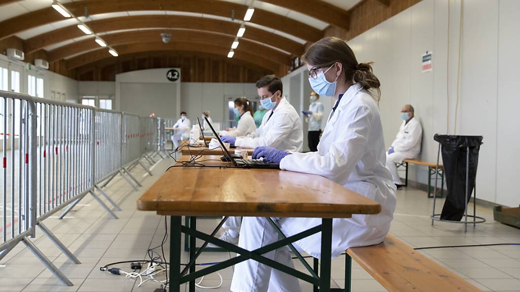 Medizinisches Personal im mobilen Coronavirus Testcenter im BEA Gelände in Bern. (Archivbild)