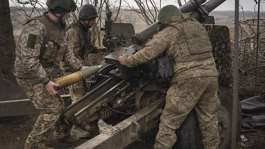 Ukrainische Soldaten feuern eine Haubitze M101 auf russische Stellungen an der Frontlinie. Foto: Efrem Lukatsky/AP/dpa