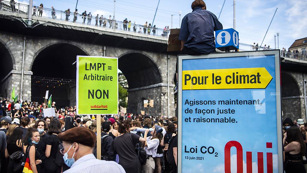 Zwischen 1000 und 2000 Personen haben am Samstag in Lausanne gegen das Bundesgesetz über polizeiliche Massnahmen zur Bekämpfung von Terrorismus (PMT) demonstriert. Über das Gesetz wird am 13. Juni abgestimmt.