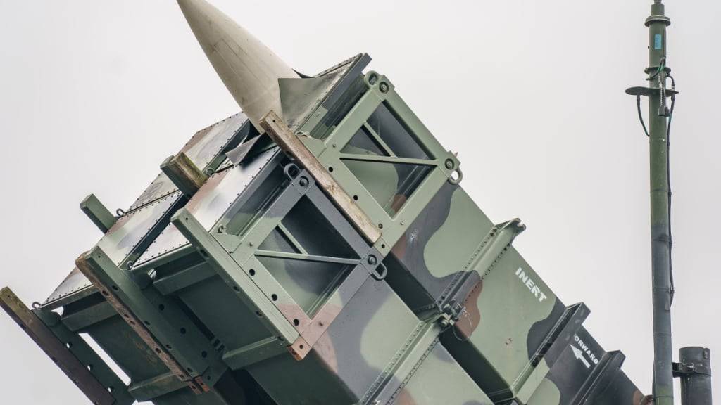 ARCHIV - Ein gefechtsbereites Flugabwehrraketensystem vom Typ «Patriot» des Flugabwehrraketengeschwaders 1 der Bundeswehr steht auf dem Flugfeld des Militärflughafens. Foto: Axel Heimken/dpa