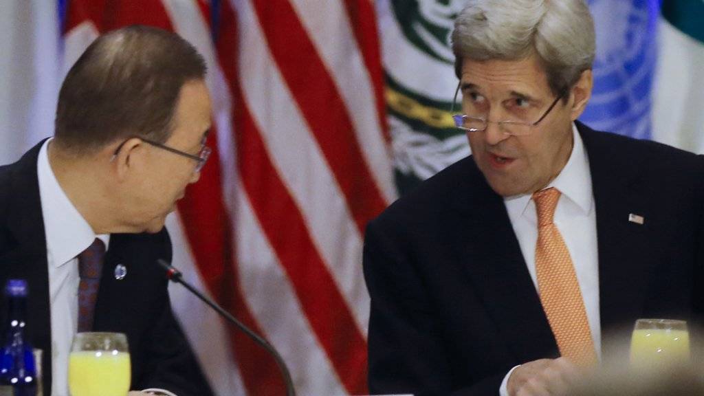 UNO-Generalsekretär Ban Ki Moon und der US-Aussenminister John Kerry sprechen vor der Sitzung der Syrien-Konferenz. Ein Resolutionsentwurf soll noch am Freitag dem UNO-Sicherheitsrat vorgelegt werden.