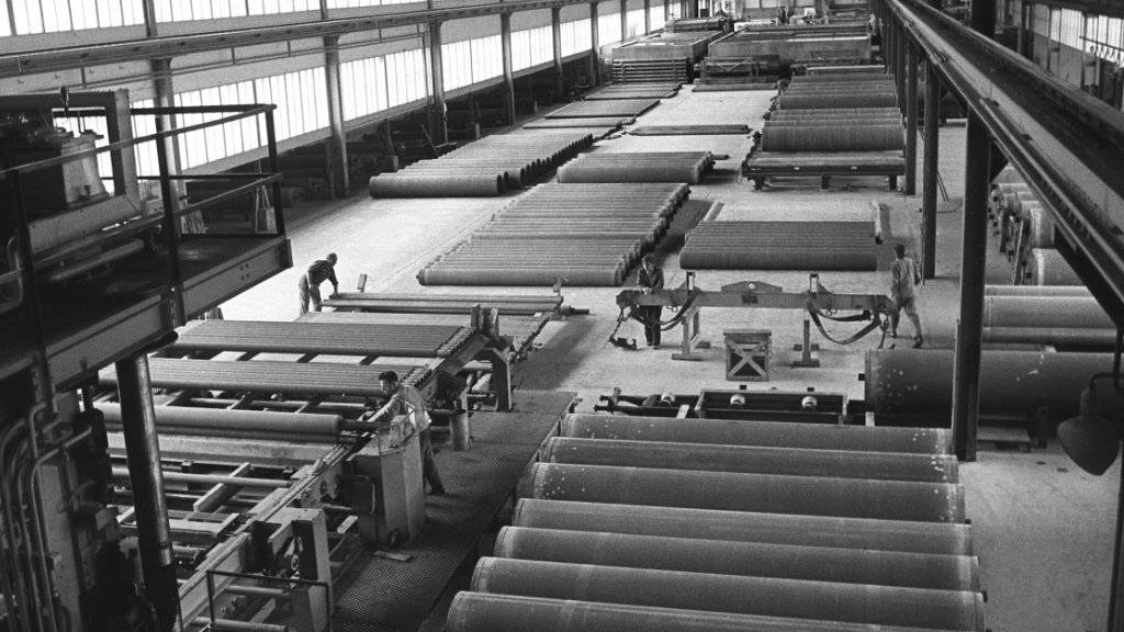 Produktion von asbesthaltigen Eternitröhren in den Werkhallen der Eternit AG in Niederurnen GL im Jahr 1972. Noch Jahrzehnte nach dem Asbestverbot erkranken jedes Jahr etwa 120 Personen, weil sie die Faser eingeatmet haben. (Archivbild)