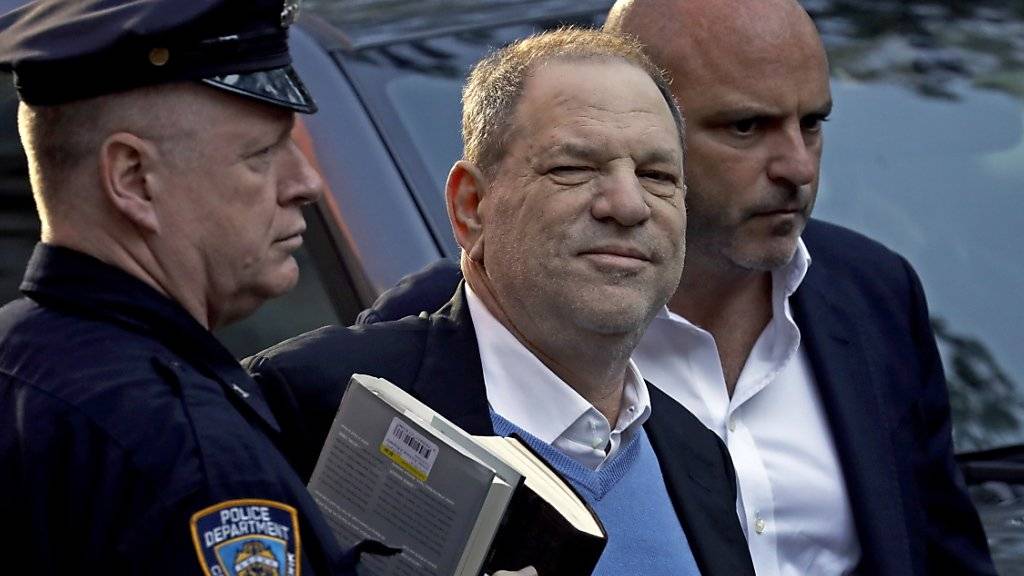 Ex-Filmproduzent Harvey Weinstein auf seinem Gang zur New Yorker Polizei