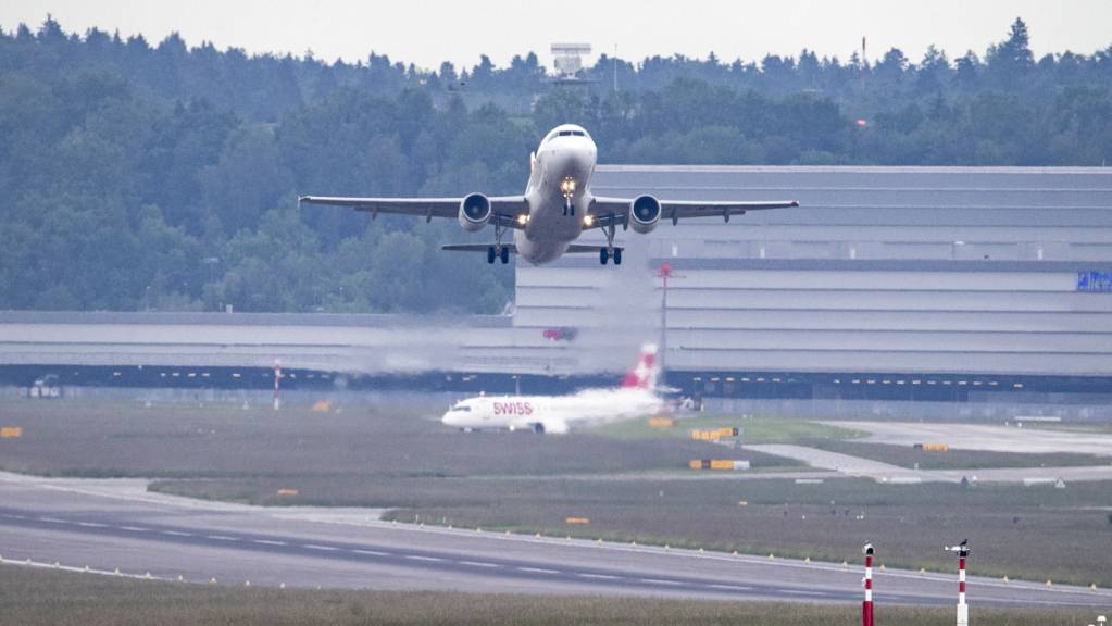 Im November sind im Vergleich zum Vorjahr rund 30 Prozent mehr Flugzeuge am Flughafen Zürich gestartet und gelandet. Dies sind aber immer noch rund 14 Prozent weniger als vor der Coronakrise. (Archivbild)