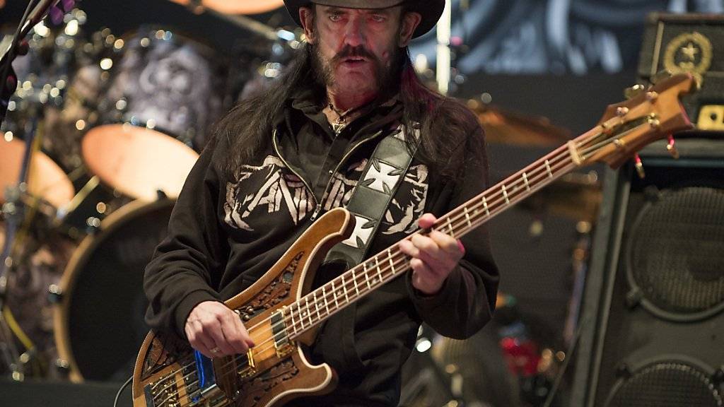 Motörhead-Frontmann Lemmy Kilmister bei einem Auftritt in der Schweiz.(Archiv) Seine Fans wollen ein neu entdecktes superschweres Element nach ihm benennen.