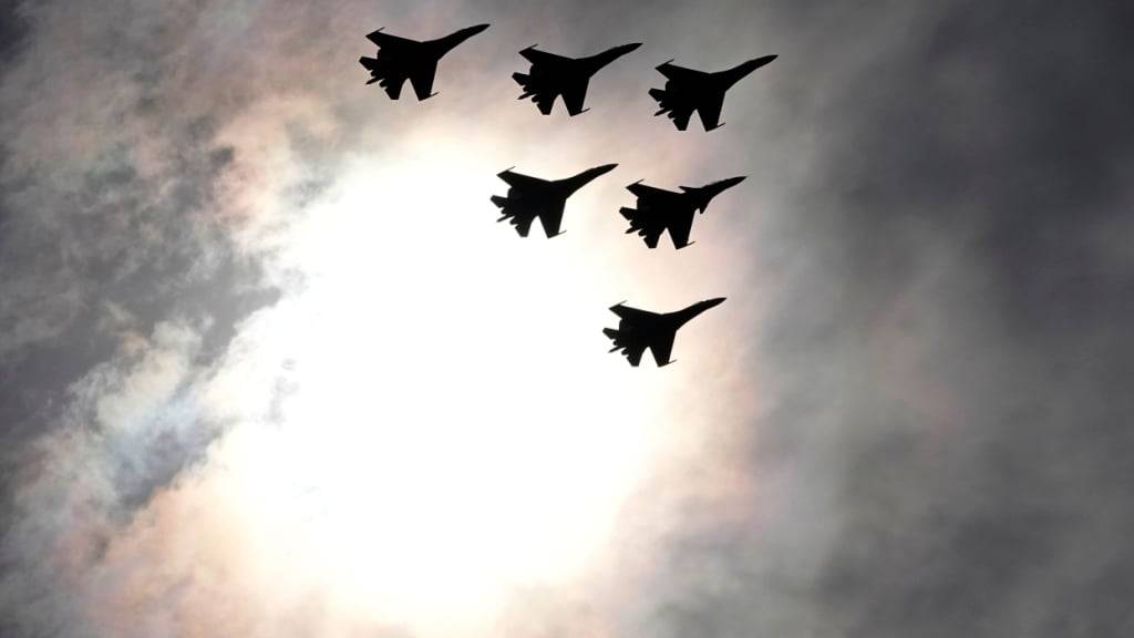 ARCHIV - Sukhoi Su-35S-Kampfjets der russischen Kunstflugstaffel «Russian Knights» zeigen während der internationalen maritimen Verteidigungsmesse «Fleet-2024» ihr Können. Foto: Dmitri Lovetsky/AP/dpa