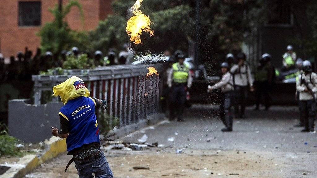 Venezuela kommt nicht zur Ruhe. Die Proteste tausender Menschen gegen die Regierung werden trotz massiver Polizeimassnahmen immer grösser.