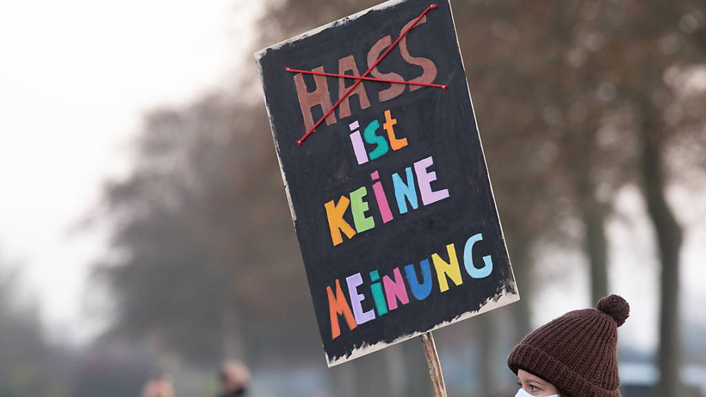 Eine Demonstrantin trägt ein Schild mit der Aufschrift «Hass ist keine Meinung» bei einer Demonstration gegen den Bundesparteitag der AfD am Wochenende im niederrheinischen Kalkar. Foto: Federico Gambarini/dpa