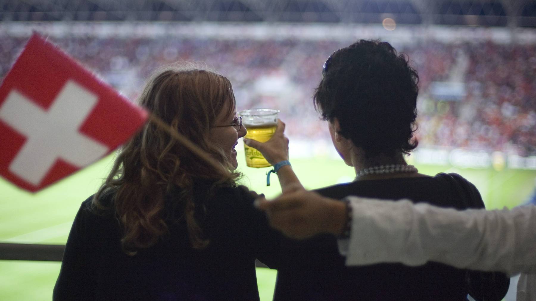 Gehört für viele Fans zum Fussballerlebnis: Ein kühles Bier. (Archiv)