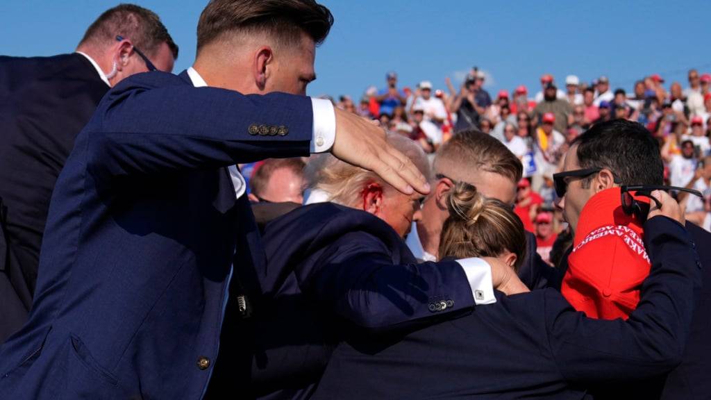 dpatopbilder - Agenten des US-Geheimdienstes Secret Service schützen Donald Trump bei einer Wahlkampfveranstaltung in Butler, Pennsylvania. Foto: Evan Vucci/AP/dpa