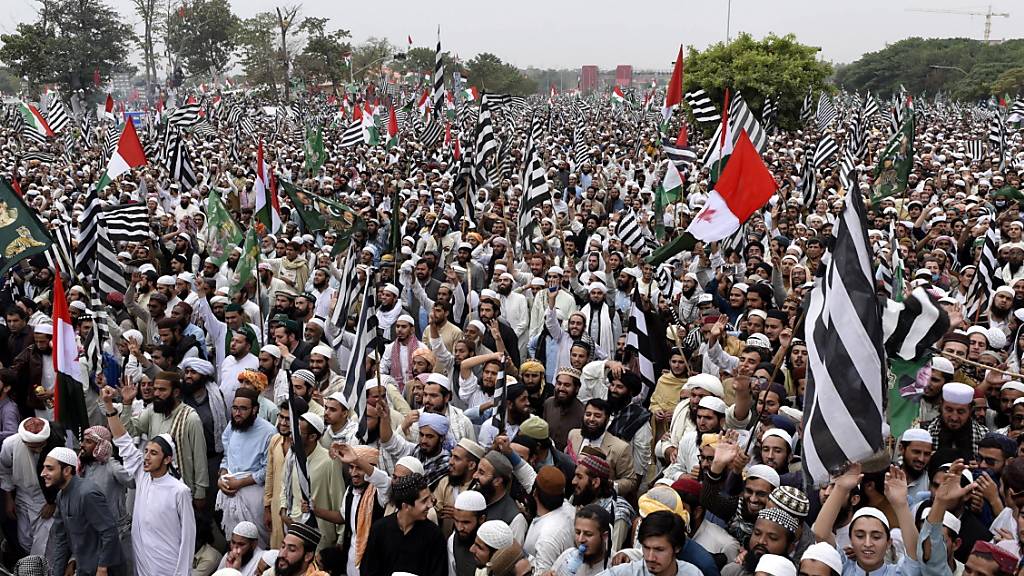 Tausende in Protestcamps: Anhänger der islamistischen Partei Ulma-e-Islam in Islamabad.