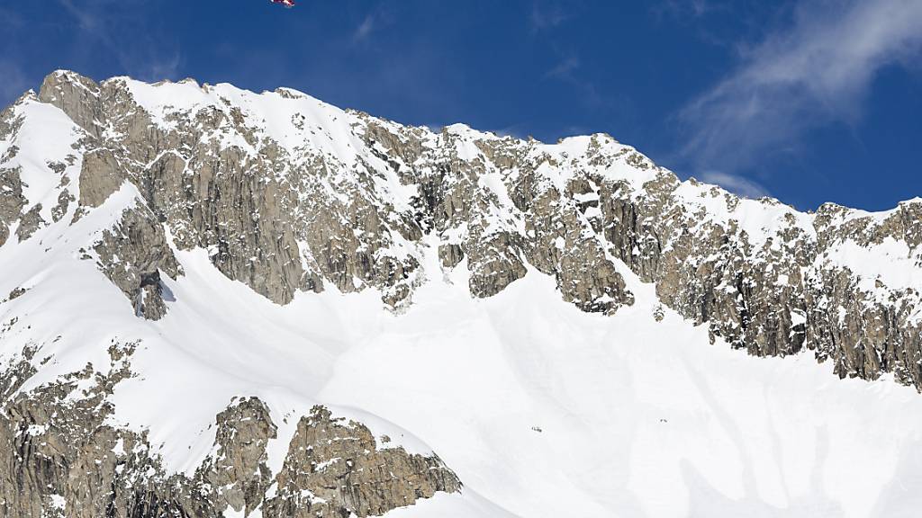 Mit Sprengungen wird versucht, die Lawinengefahr einzudämmen. (Archivbild)