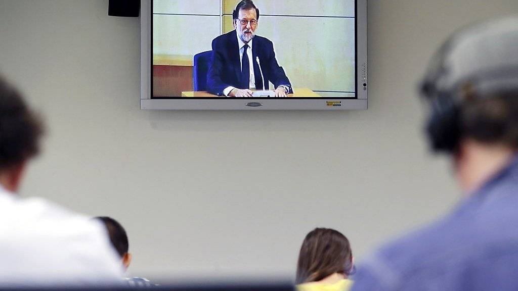 Journalisten verfolgend die Aussage Rajoys über einen Bildschirm.