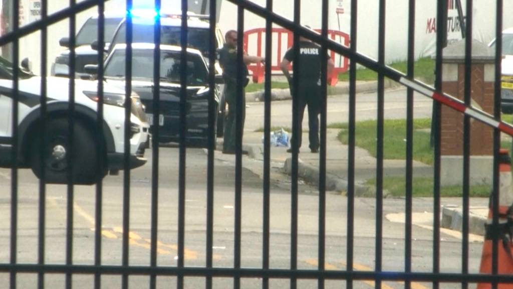 Die Polizei untersucht den Tatort nach Schüssen auf dem Campus der Virginia State University. Foto: ---/WWBT/dpa - ACHTUNG: Nur zur redaktionellen Verwendung und nur mit vollständiger Nennung des vorstehenden Credits