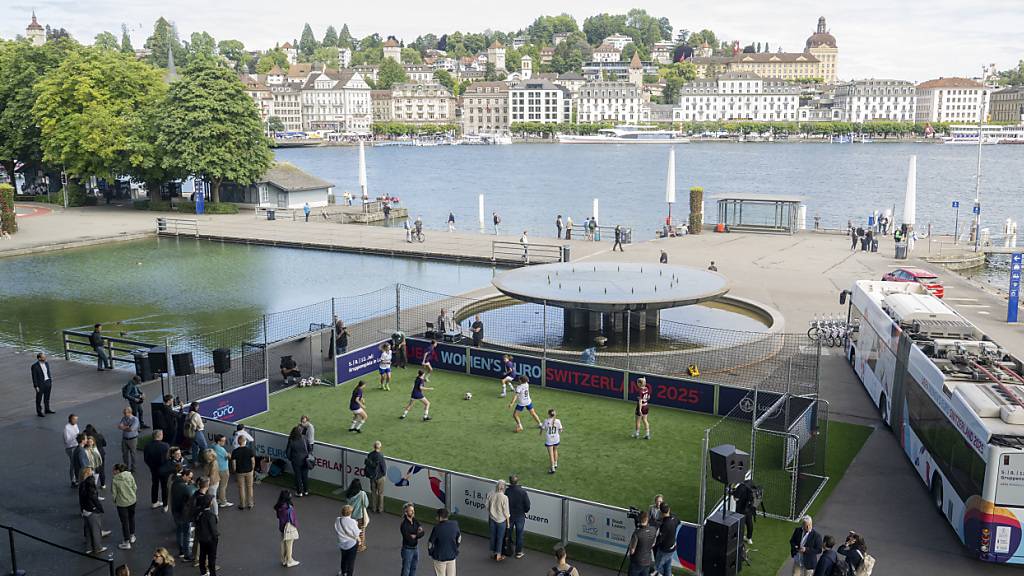 Die Stadt und der Kanton Luzern läuteten am Donnerstag auf dem Europaplatz den Countdown zu den Frauenfussball Europameisterschaften im Juli 2025 ein. Das mobile Fussballfeld wird bis dahin in diversen Luzerner Gemeinden unterwegs sein.
