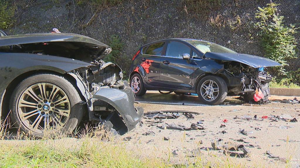 Ford Fiesta kracht frontal in BMW – drei Personen verletzt