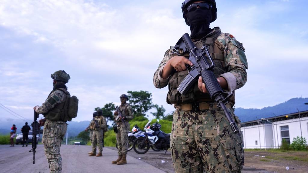ARCHIV - Soldaten stehen einen Tag nach Bandenkämpfen im Stadtviertel Socio Vivienda 2. Foto: Cesar Munoz/AP/dpa