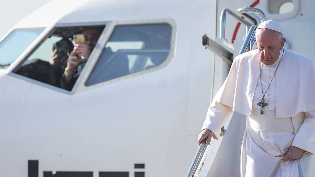 Papst Franziskus (l) kommt am internationalen Flughafen vor seinem Treffen mit dem Präsidenten der Region Kurdistan an. Foto: Stringer/dpa