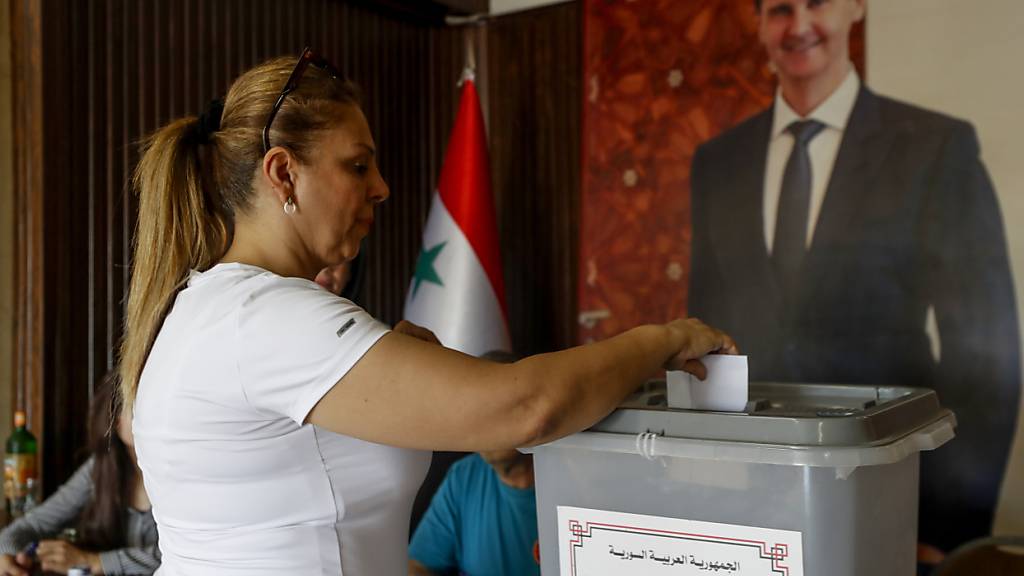 Eine syrische Frau gibt ihre Stimme in einem Wahllokal während der syrischen Parlamentswahlen ab. Foto: Omar Sanadiki/AP